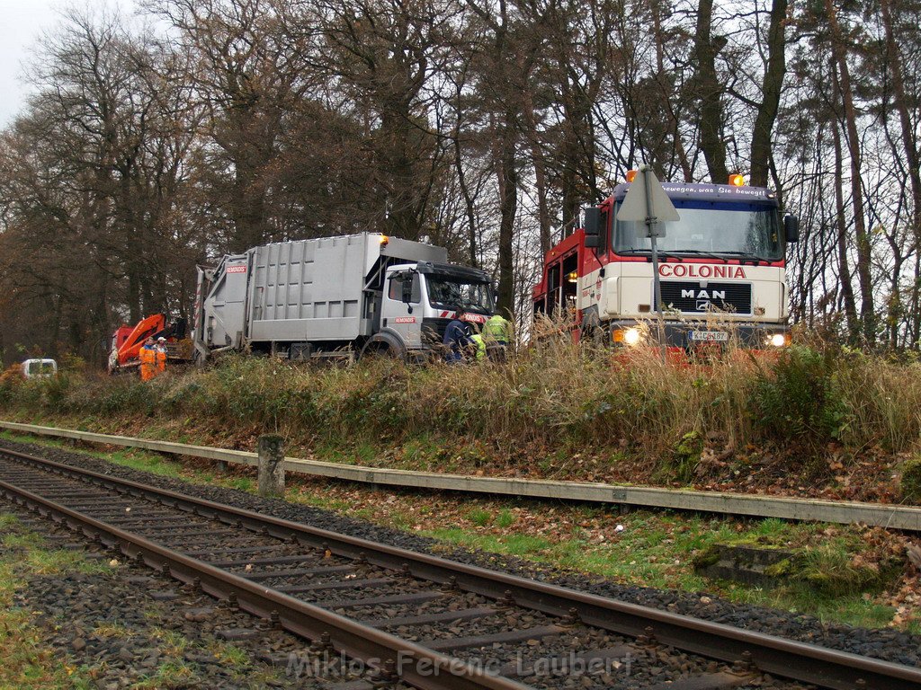 Muellwagen droht zu kippen Koeln Koenigsforst Baumschulweg  P39.JPG